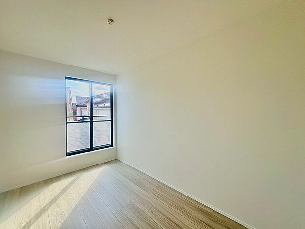 【居室】ゆったりとくつろげる落ち着いたプライベートルーム。静かな環境でリラックスタイムを過ごせます。
