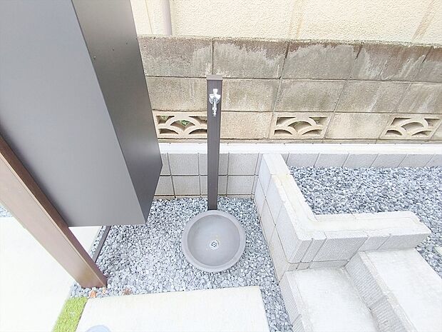 【【外部水栓】】洗車や水撒きに便利な立水栓です。
