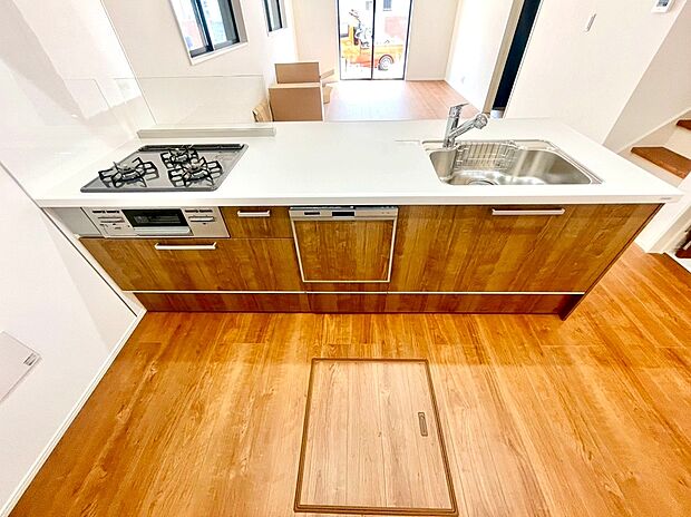 【キッチン】清潔感のある人造大理石トップ、フラットトップコンロ、食器洗浄乾燥機、ビルトイン浄水器などが標準装備。