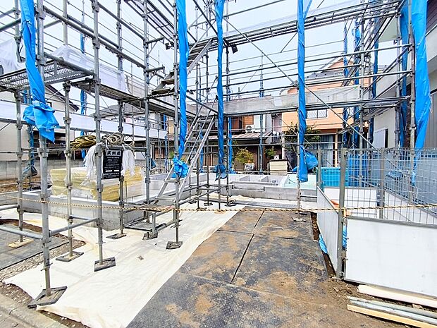 【現地外観写真】穏やかな雰囲気漂う、緑と調和した街並みに建つ新築一戸建て。
