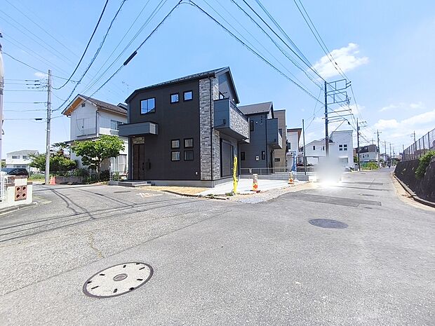 【前面道路】前面道路は4.5メートル、5.6メートル(2面)。駐車が苦手な方にも嬉しい住まいです。