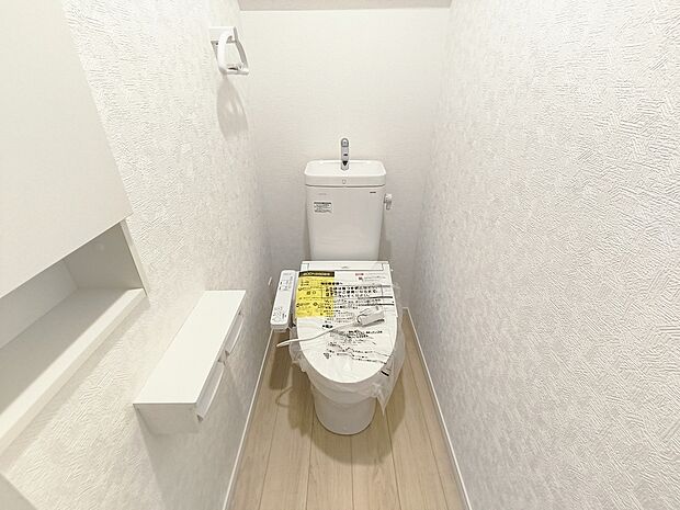 【【温水洗浄便座】】トイレは清潔感のあるオフホワイト♪　毎日使う場所だからこそお手入れも楽々にできる機能が搭載。汚れが付着しにくい便器でお掃除も楽々。
