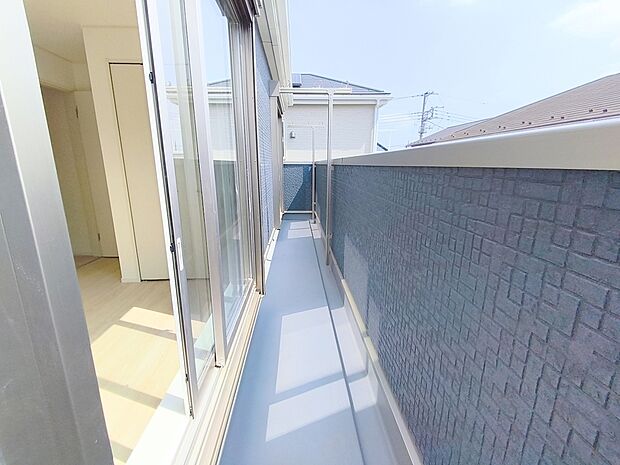 【バルコニー】日当たりがよく心地よい風を感じることができるバルコニー。お洗濯やお布団を干すのも快適です。