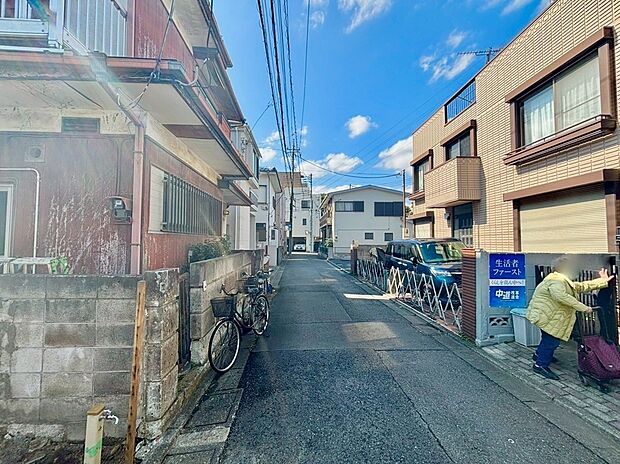 【前面道路含む現地写真】小学校まで徒歩5分ほど。お子様の負担も少なく、安心して通学できますね。