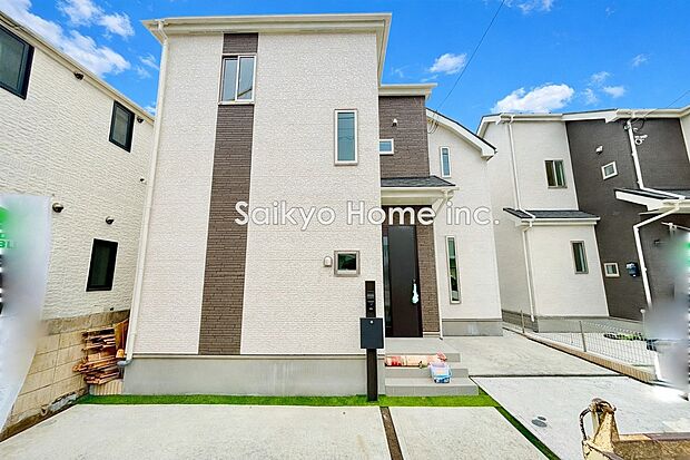 【現地外観】3LDKの広々とした作りで、存在感のあるお家です。B号棟