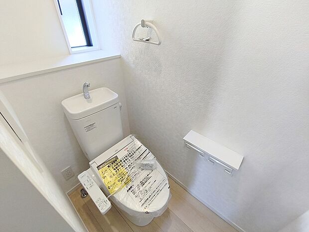 【【温水洗浄便座】】トイレは清潔感のあるオフホワイト♪ 毎日使う場所だからこそお手入れも楽々にできる機能が搭載。汚れが付着しにくい便器でお掃除も楽々。