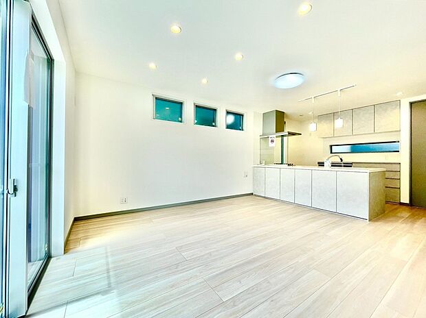 【リビング】家族が集う南向きの明るいリビングは光と風の差し込む心地よい空間です。快適にお過ごしいただけます!