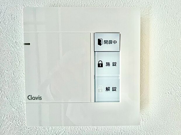 【【電子錠】】暗がりで鍵穴を探すこともなく、細かい作業が難しい子どもや高齢者でも簡単に解錠可能の電子錠を採用。お子様を抱いていたり、両手が買い物袋でふさがっていることが多いお母さんに