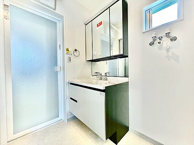 【洗面所】きれいと使いやすさを追求した洗面台。たっぷり間口の洗面ボウルはちょっとした手洗いにも最適です。