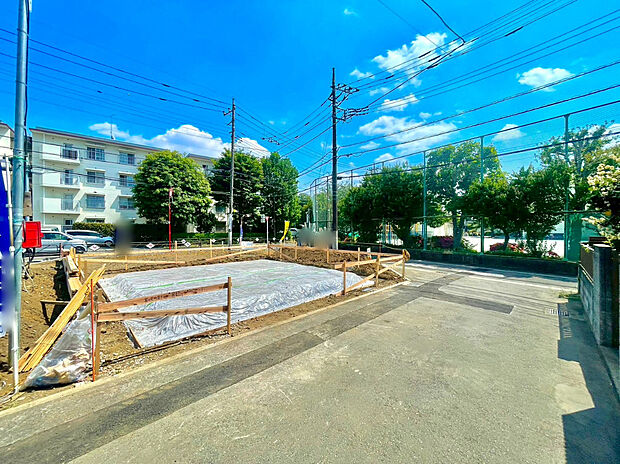 【前面道路含む外観】駅チカと、広い空が一望できる閑静さを両立させたい方にはピッタリの立地環境です。