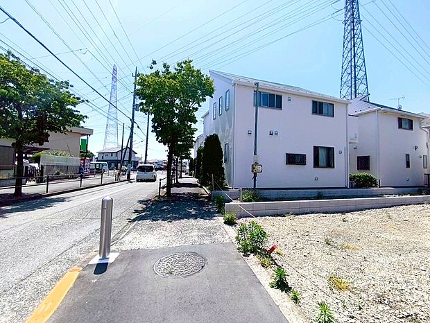 【前面道路含む現地写真】北東側10m道路に面しています