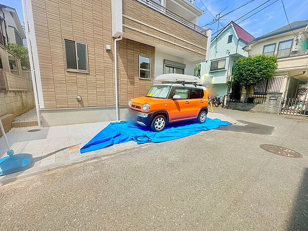 【駐車場】駐車が苦手な方にも嬉しい広々としたカースペースが特徴です。