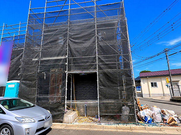 【現地写真】南向きの住宅は日当たりも良好。晴れの日はバルコニーでたっぷりと洗濯物を干すことができ家事もはかどりますよ。