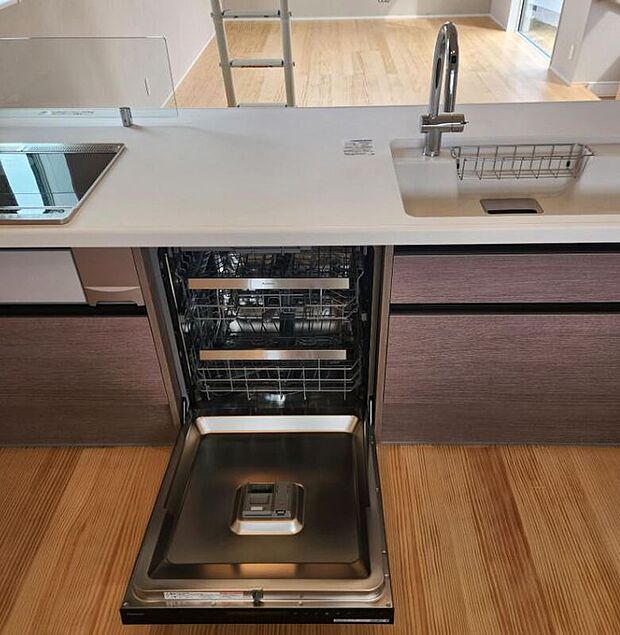 【フロントオープンのキッチンとタッチレス水栓】オープンなペニンシュラ型のキッチンには人気のフロントオープン食洗器とタッチレス水栓を搭載!家事ラクがかないます!