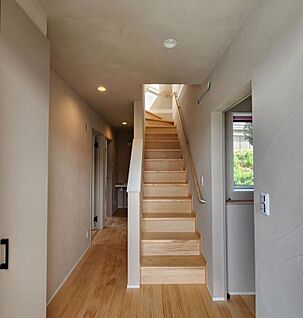 玄関から見た階段と廊下