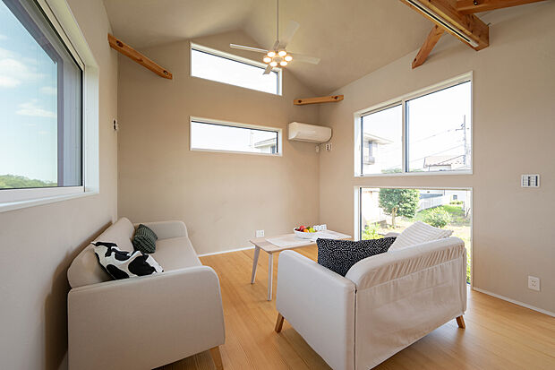 【シーリングファンがより快適な温度にしてくれます!】天井が高くても高気密高断熱の造りだから快適なリビングを実現。シーリングファンでエアコンの暖気は下向きに、冷気は上向きにより快適な空間にしてくれます。