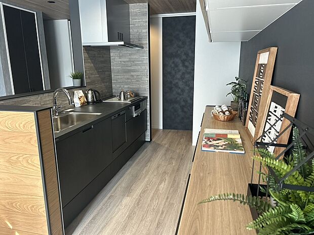 IHのカウンターシステムキッチン、コーディネイトされたキッチン、ワイドカップボード、玄関からそのままキッチンinできる間取りは家事導線を意識した点です