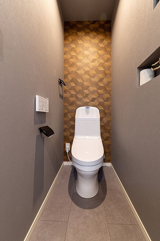 【1階トイレ、ニッチ内の収納】シンプルisベスト、ブラウンコーデの1階トイレ、TOTO社です。収納スペースはニッチの部分をお使いください。