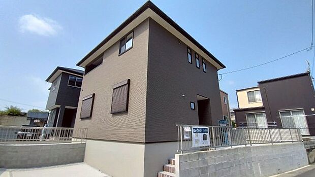 【4LDK】価格は2498万円です。新しいお住まいにいかがでしょうか。駅まで徒歩15分でアクセス可能です。一生に一度のマイホーム探しは、ぜひ新築戸建てで。新築ならではの「新しさ」がとても魅力です。遠賀郡水巻町に特化した当社では、多種多様な不動産情報をご用意しております。不動産情報と併せて地域情報もお伝え致しますので、まずはお気軽にお問い合わせください。