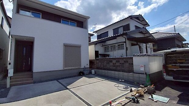 【4LDK】奥行のあるウォークインクロゼットは様々な物が入る優れものです。浴室乾燥機付きの物件なので、浴室乾燥機をつけて湿気を除去すればカビの発生を予防できます。駐車2台可能なので、友達や親戚の方が急に来ても置けます。103.71平米程の建物面積でスペースも十分。不動産購入をお考えの方は、北九州市八幡西区に強い当社までご連絡ください。きっとお探しの条件に沿った住まいが見つかることでしょう。