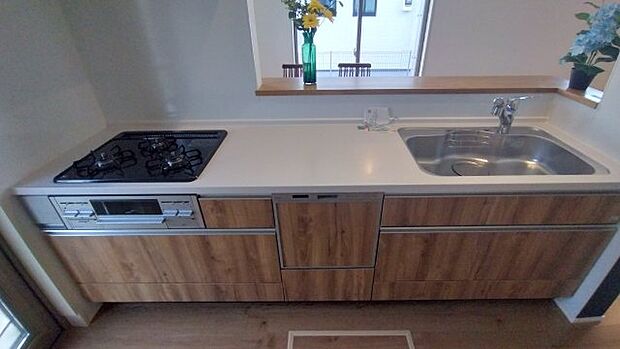 【キッチン】同仕様物件の設備です。実際とは異なる場合があります。