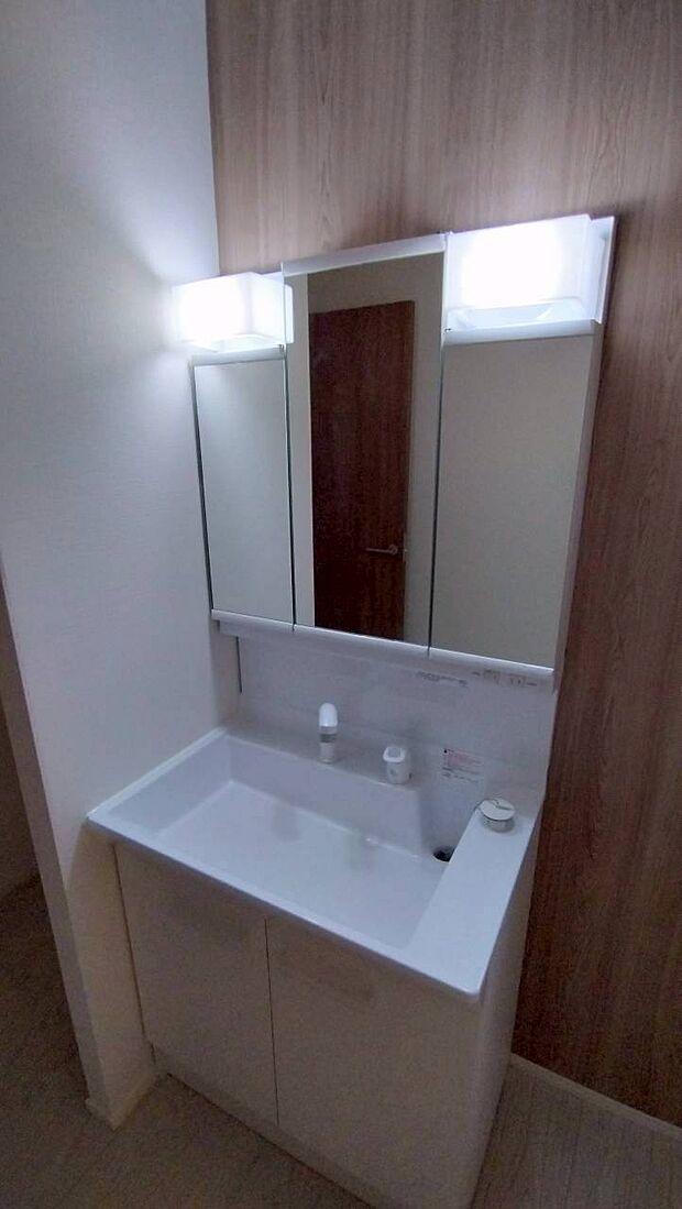 【洗面化粧台】同仕様物件の設備です。実際とは異なる場合があります。