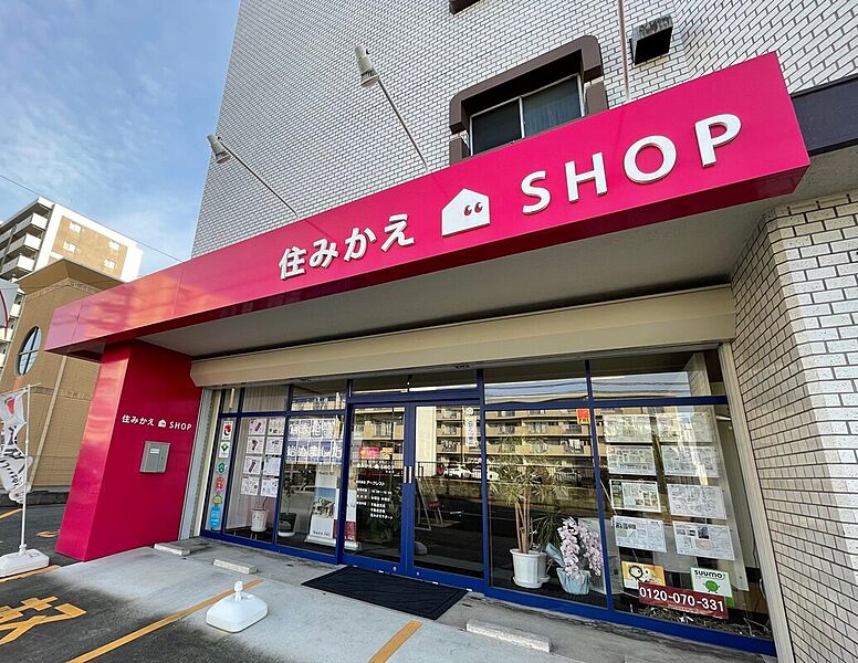 駐車場は店舗前に2台分、店舗東側に5台分ございます！