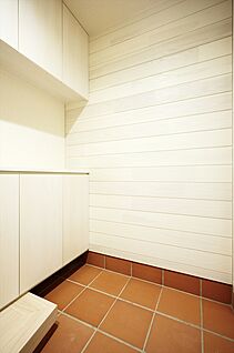 玄関 羽目板仕上げ