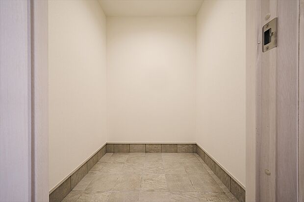 【玄関クローク（施工例）】仕上げ材は各棟によって異なります