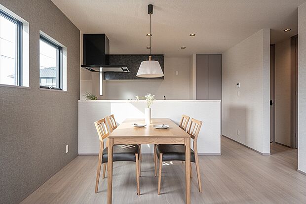 【ダイニング】キッチンにいるご家族と会話を楽しみながら、お食事の支度や片付けまでスムーズに行うことができます。（施工例写真）