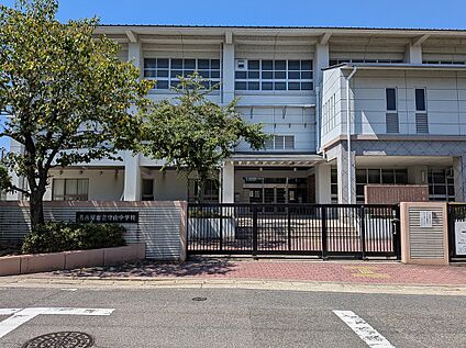 守山中学校 約830ｍ(約11分)