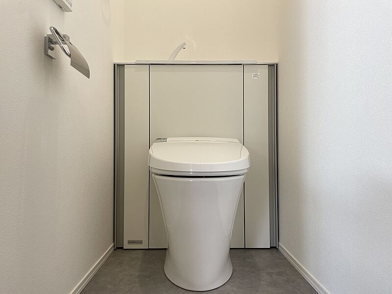 トイレ（A号棟） ■シンプルなデザイン一体型シャワートイレ