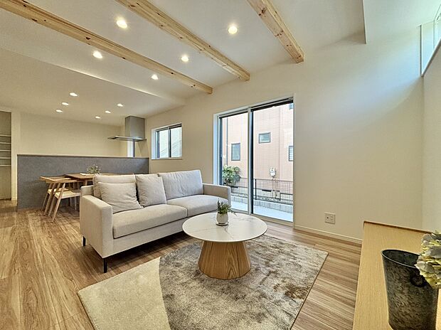 ダイニング
■床暖房付きで空気を汚さず冬でも足元からポカポカと暖まります。