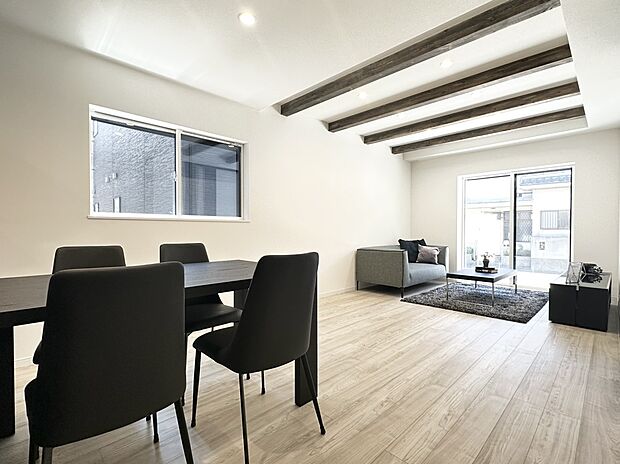 ダイニング (同仕様)
■あらわし梁がワンランク上の上質な空間を演出。