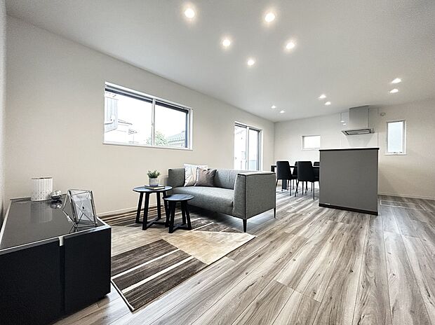 ■床暖房付きで空気を汚さず冬でも足元からポカポカと暖まります。