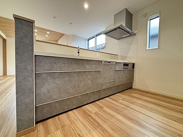 【キッチン　（A号棟）】■タッチレス水栓仕様
■火を使わない安心IHクッキングヒーター・お手入れ楽々。
■家事がはかどる食器洗い乾燥機付き