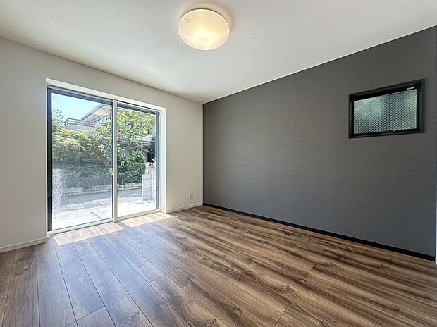 【主寝室（A号棟）】■全居室収納あり
■ゆとりの広さ
■ウォークインクローゼットのある洋室は大型の荷物もスッキリ。