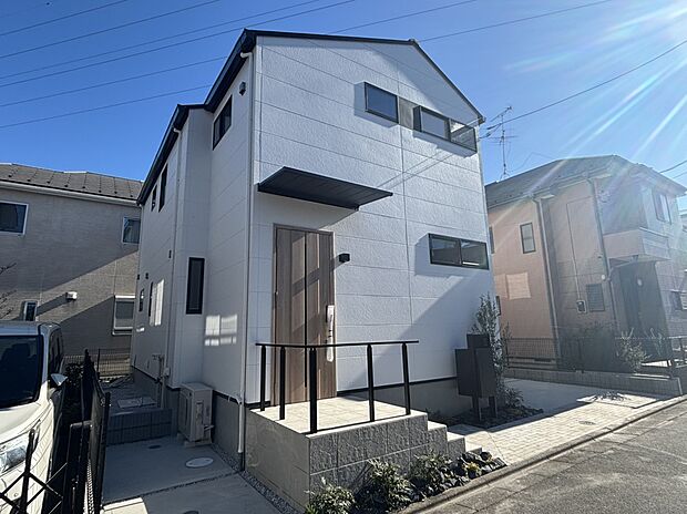 【現地外観写真】■閑静な住宅街に佇む高級感のある外観。