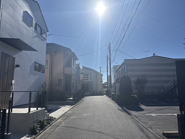 【前面道路含む現地写真】■西側 幅員約4.2m公道に接面