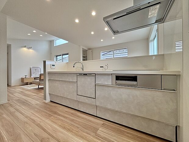 【キッチン】■タッチレス水栓仕様
■火を使わない安心IHクッキングヒーター・お手入れ楽々。