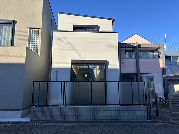 【現地外観写真】■北側 幅員約5.4m公道に接面
■南側 幅員約4.0m私道・通路に接面