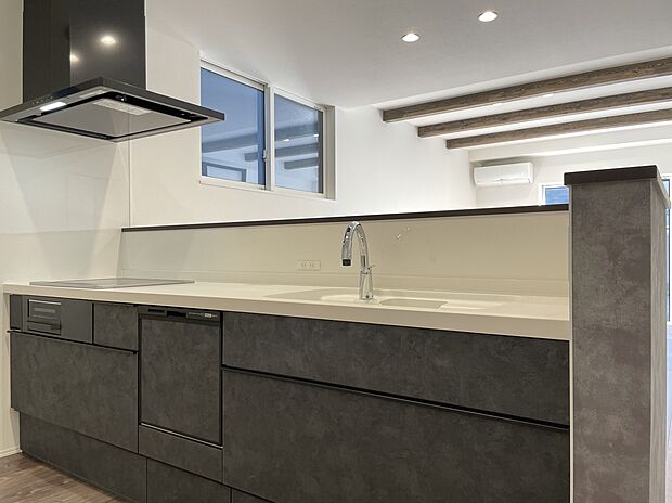 【キッチン　（同仕様）】■タッチレス水栓仕様
■火を使わない安心IHクッキングヒーター・お手入れ楽々。
■家事がはかどる食器洗い乾燥機付き