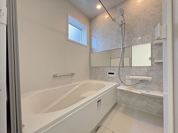 【浴室 (D号棟)】■浴室暖房付きの1坪サイズなので、お子様とご一緒の入浴でもゆったり
■丸洗いカウンターでお掃除もラクラク。