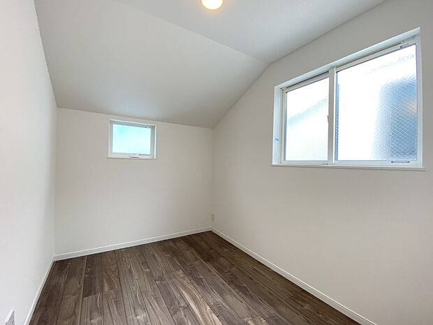 【洋室 (同仕様)】■子ども部屋にも広々クローゼット。吊りレールで開閉がスムーズにおこなえます。