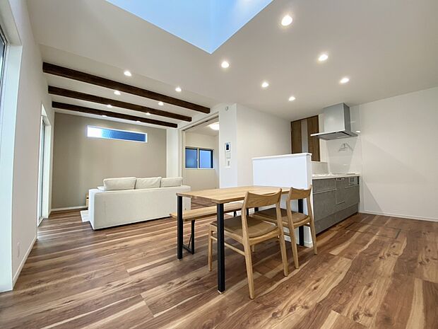 【リビング (A・D号棟 同仕様)】■床暖房付きで空気を汚さず冬でも足元からポカポカと暖まります。