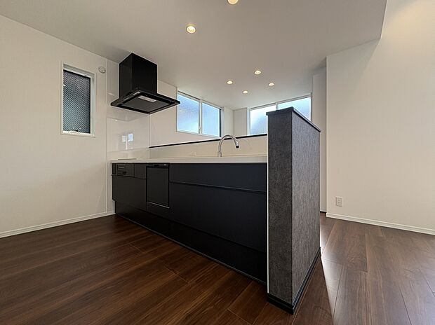 【キッチン (C号棟)】■タッチレス水栓仕様
■火を使わない安心IHクッキングヒーター・お手入れ楽々。
■家事がはかどる食器洗い乾燥機付き