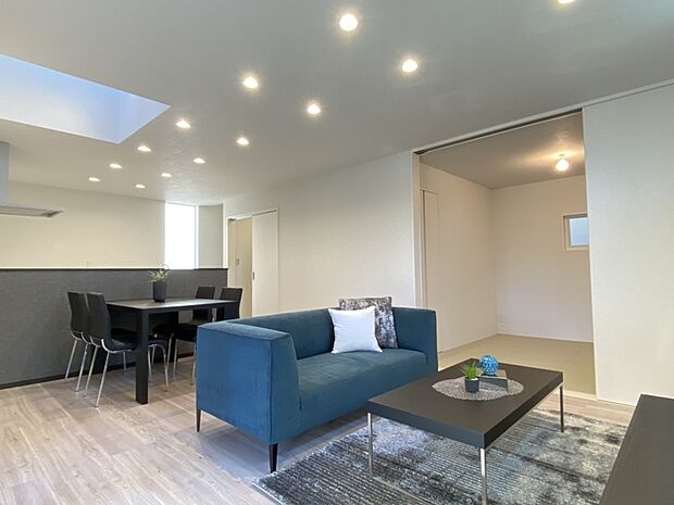 【ダイニング　（同仕様）】■吹き抜けがワンランク上の上質な空間を演出。
