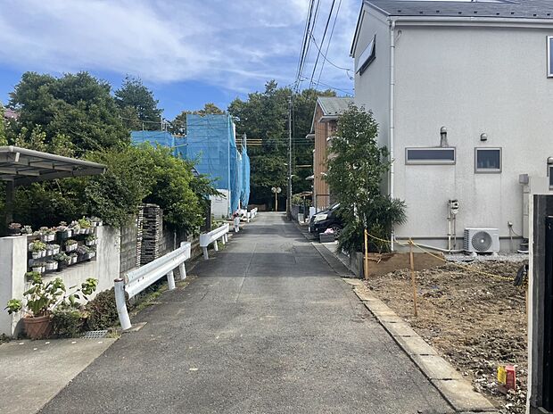 【前面道路含む現地写真】■（2025年9月撮影）
北東側幅員約4.0ｍ公道に接面