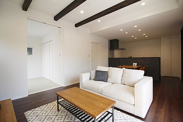 【ダイニング　（同仕様）】■床暖房付きで空気を汚さず冬でも足元からポカポカと暖まります。