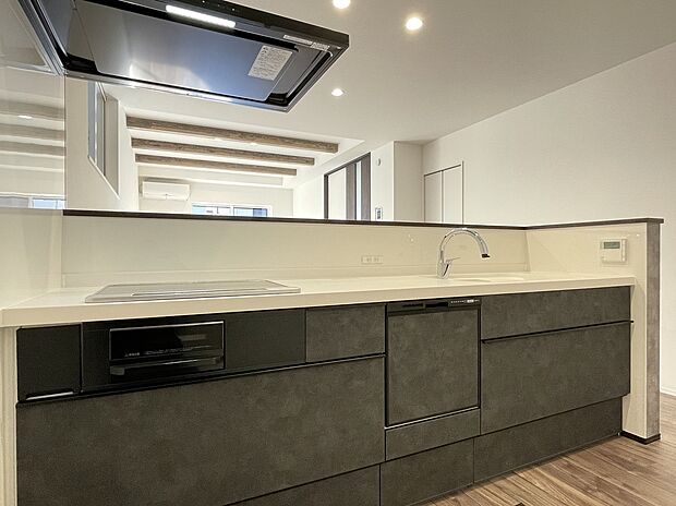 【キッチン　（同仕様）】■タッチレス水栓仕様
■火を使わない安心IHクッキングヒーター・お手入れ楽々。